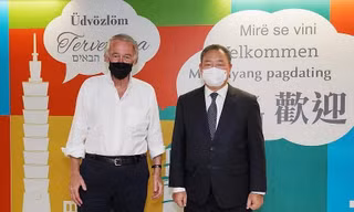Thượng nghị sĩ Mỹ Ed Markey (trái) và phó lãnh đạo cơ quan đối ngoại Đài Loan Alexander Tah-ray Yui ngày 14/8. Ảnh: The Straits Times. 
