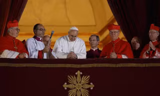Hồng y Jorge Mario Bergoglio của Buenos Aires, Argentina được bầu làm Giáo hoàng (Giáo hoàng Francis) vào ngày thứ hai của Mật nghị Hồng y (ngày 13/3/2013), trở thành Giáo hoàng đầu tiên đến từ Nam bán cầu và là người đầu tiên không phải người châu Âu được bầu sau gần 1.300 năm. Ảnh: Usccb.org.