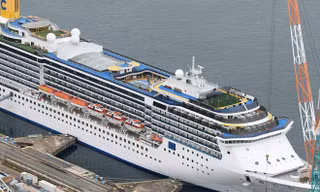 Du thuyền Ý Costa Atlantica đang được sửa chữa ở Nhật Bản. Ảnh: AP.