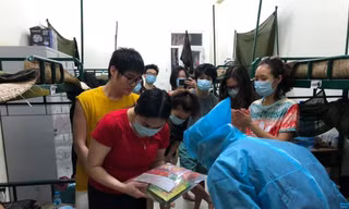 Thương lắm chú bộ đội dáng lom khom cúi gập để cảm ơn đồng bào!