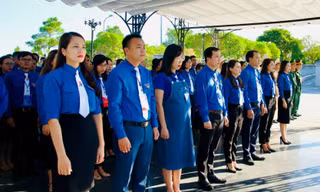 Tuổi trẻ Quảng Trị viếng Nghĩa trang Liệt sĩ Quốc gia Đường 9