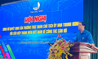 Anh Nguyễn Đức Sâm - Bí thư Tỉnh đoàn, Chủ tịch Hội LHTN tỉnh Bắc Ninh trao quyết định công nhận anh Dương Ngọc Duyến giữ chức Phó Chủ tịch Hội LHTN tỉnh Bắc Ninh khóa V.