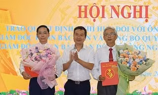 Lãnh đạo KBNN Việt nam tặng hoa chúc mừng.