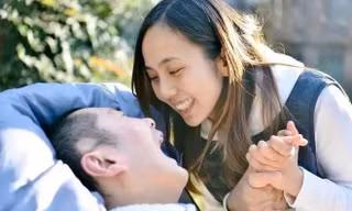 Cô gái bán nhà, chăm sóc bạn trai sống thực vật suốt 5 năm 
