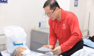 Ban tổ chức Chủ Nhật Đỏ trao quà bệnh nhân hoàn cảnh khó khăn tại Viện Huyết học