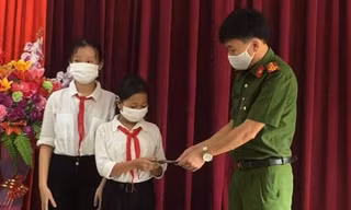 Công an xã Thượng Hóa (Minh Hóa - Quảng Bình) nhận bàn giao số tiền 7 triệu đồng mà hai em học sinh nhặt được.
