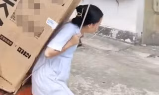 Clip con gái giúp cha cõng tủ lạnh gây xúc động ở Trung Quốc