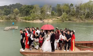 Hơn 40 người 'hộ tống' chú rể Lạng Sơn đi đón dâu bằng xuồng gây chú ý