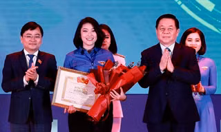 Ông Nguyễn Trọng Nghĩa, Bí thư T.Ư Đảng, Trưởng Ban Tuyên giáo T.Ư (bên phải); anh Nguyễn Anh Tuấn, Ủy viên T.Ư Đảng, Bí thư thứ nhất T.Ư Đoàn (bên trái) trao giải nhất cho thí sinh Nguyễn Mai Anh. Ảnh: Bảo Anh
