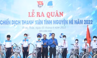 Tặng xe đạp cho học sinh khó khăn