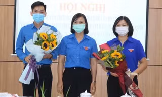 Chị Triệu Thanh Dung (bìa phải) nhận hoa chúc mừng của BCH tỉnh đoàn Cao Bằng. - Ảnh: TL