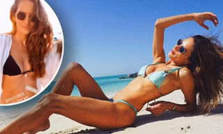 Hai siêu mẫu xứ Samba diện bikini 'nóng rực' trên biển 