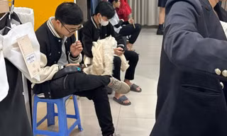 Nhiều chàng trai Hà Nội vạ vật chờ người yêu sắm Tết, cả tuyến phố tắc cứng