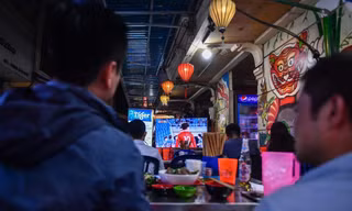 Xoay xở 'sáng đi làm, đêm thức xem bóng' mùa World Cup