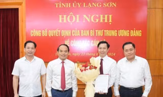 Lãnh đạo tỉnh Lạng Sơn tặng hoa chúc mừng ông Nguyễn Hoàng Tùng.