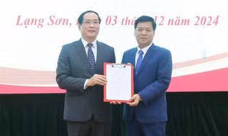 Lãnh đạo tỉnh Lạng Sơn trao Quyết định bổ nhiệm cho ông Đặng Hồng Cường (ảnh: Duy Chiến)
