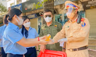 Tuổi trẻ Thủ đô tiếp sức chiến sĩ Công an chống dịch