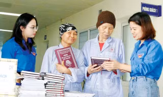 Chi đoàn báo Bắc Ninh tặng sách cho tủ sách cộng đồng