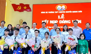 7 học sinh ưu tú trường chuyên ở Đồng Tháp được kết nạp đảng