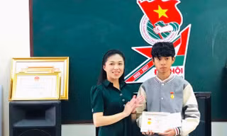 Trao Huy hiệu Tuổi trẻ dũng cảm cho nam thanh niên cứu người ở hồ Xuân Hương 