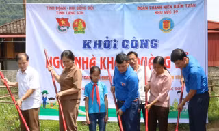 Tặng quà và khai mạc lớp học bơi cho học sinh. Ảnh: Duy Chiến 