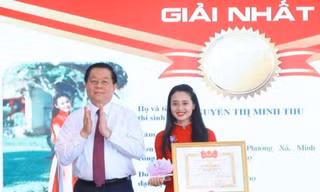 Cô giáo Phú Thọ giành giải Nhất cuộc thi giới thiệu sách về Bác Hồ