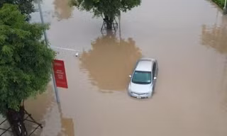 Dịch vụ sửa xe chết máy 'hốt bạc' sau mưa ngập ở Hà Nội