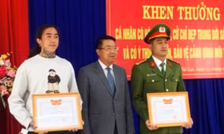 Khen thưởng chàng trai nhặt rác và đại úy trả lại 300 triệu cho người đánh rơi