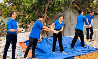 Đoàn viên thanh niên góp gạch, giúp Bí thư chi đoàn bản nghèo xây nhà ở