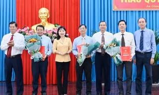  Ban Thường vụ Tỉnh ủy An Giang trao quyết định về công tác cán bộ