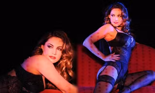 'Quả bom gợi cảm' Kelly Brook khoe ba vòng bốc lửa với nội y