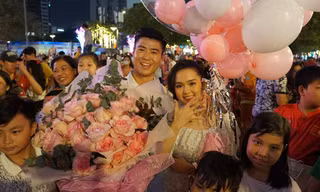 Cầu thủ Duy Mạnh cầu hôn bạn gái trên phố đi bộ ngay đầu năm mới