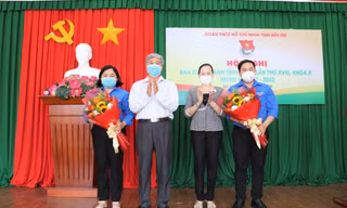 Tân Bí thư và phó Bí thư tỉnh đoàn Bến Tre nhận hoa chúc mừng