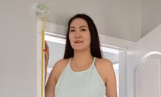 Cô gái khổ sở vì đôi chân dài thứ 2 thế giới