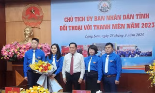 Lãnh đạo tỉnh Lạng Sơn tặng hoa chúc mừng Tỉnh Đoàn Lạng Sơn .Ảnh: Duy Chiến 