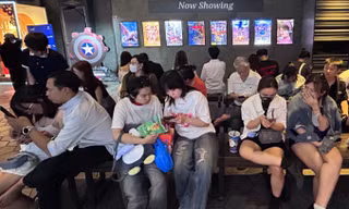 Rạp phim 'cháy vé', đông kín người tối lễ tình nhân Valentine
