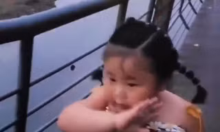 240 triệu người xem video bé gái Trung Quốc đi bộ giảm cân