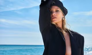 Kate Moss 'thả rông' ngực trần quyến rũ