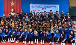 Đoàn thiện nguyện trao quà hỗ trợ cho học sinh vùng cao Mẫu Sơn -Ảnh: Duy Chiến 