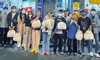 Ấm lòng những suất cơm 0 đồng của nhóm bạn sinh viên ở TPHCM