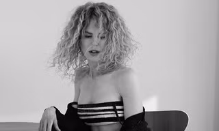 Sắc vóc nóng bỏng của 'thiên nga nước Úc' U60 Nicole Kidman