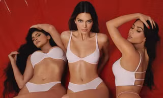 Chị em nhà Kim Kardashian gây 'bão' với nội y Valentine