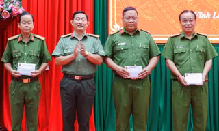 Thưởng nóng hơn 100 triệu đồng cho lực lượng công an tại Vĩnh Long