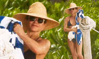 Jennifer Aniston diện bikini khoe body nuột nà ở tuổi 50