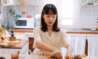 Những người trẻ phải đi học lớp kho thịt, luộc rau