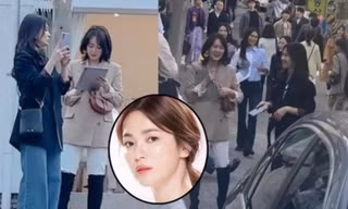 Mỹ nhân độc thân Song Hye Kyo rạng ngời trẻ trung qua ảnh chụp lén