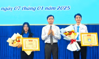 Bí thư T.Ư Đoàn trao bằng khen cho học sinh và sinh viên tỉnh Bạc Liêu