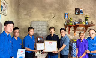Truy tặng Huy hiệu Tuổi trẻ dũng cảm cho thanh niên cứu 4 học sinh đuối nước