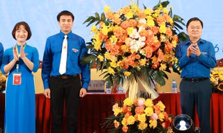 Bí thư thứ nhất T.Ư Đoàn Nguyễn Anh Tuấn (bên phải) tặng hoa chúc mừng Đại hội Đoàn Ngân hàng BIDV