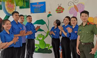 Hân hoan tham gia công trình phúc lợi xã hội. Ảnh: Duy Chiến 